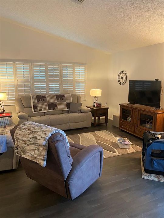 For Sale: $225,000 (2 beds, 2 baths, 1105 Square Feet)