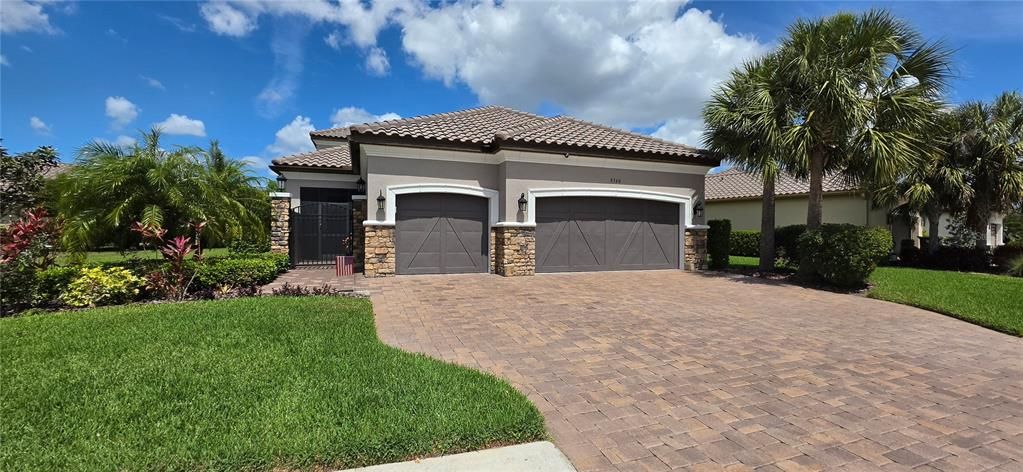 En Venta: $969,900 (2 camas, 3 baños, 2703 Pies cuadrados)
