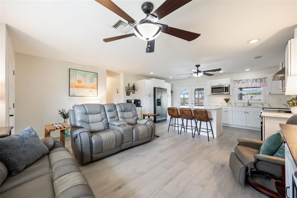 For Sale: $379,900 (2 beds, 2 baths, 1004 Square Feet)