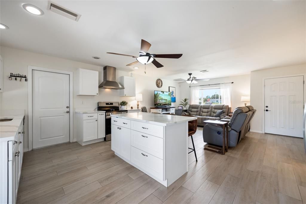 For Sale: $379,900 (2 beds, 2 baths, 1004 Square Feet)