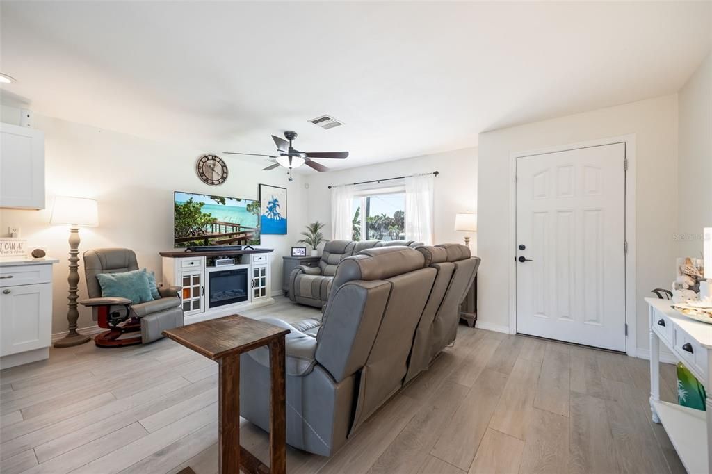 For Sale: $379,900 (2 beds, 2 baths, 1004 Square Feet)