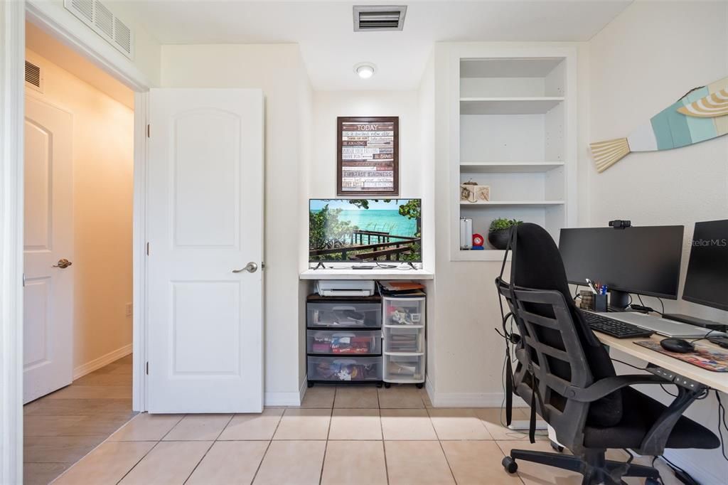 For Sale: $379,900 (2 beds, 2 baths, 1004 Square Feet)