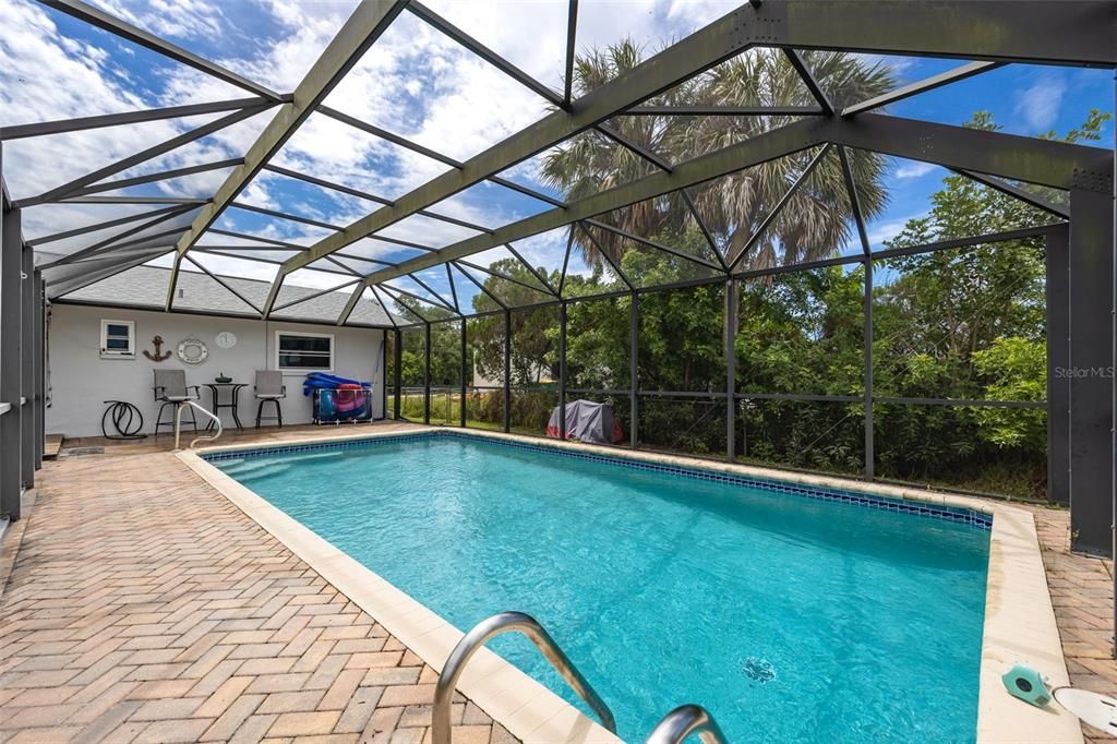 For Sale: $379,900 (2 beds, 2 baths, 1004 Square Feet)