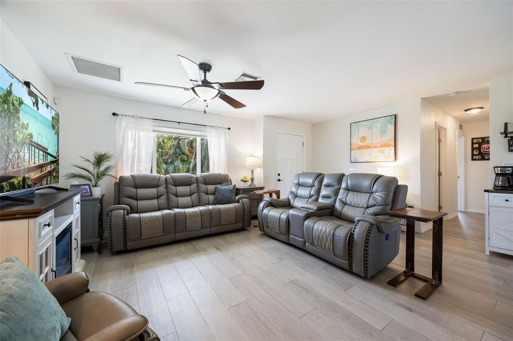 For Sale: $379,900 (2 beds, 2 baths, 1004 Square Feet)