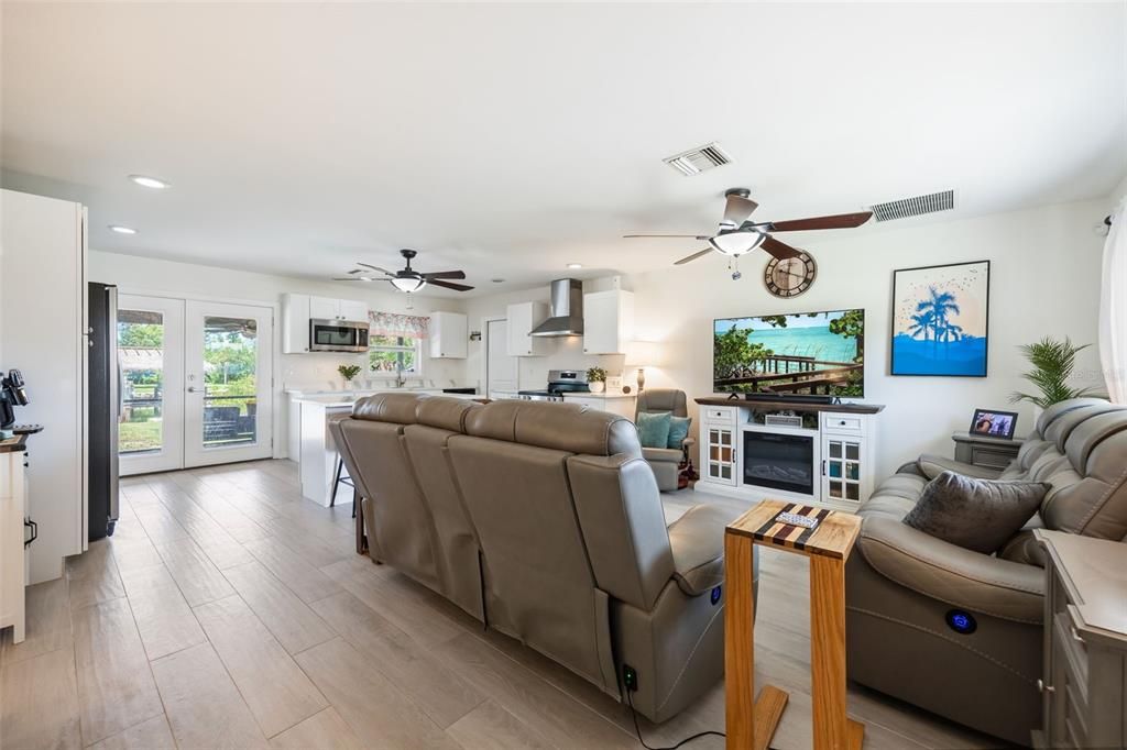 For Sale: $379,900 (2 beds, 2 baths, 1004 Square Feet)