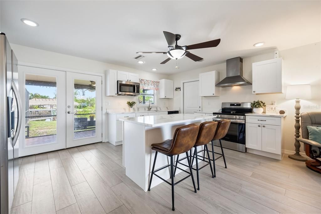 For Sale: $379,900 (2 beds, 2 baths, 1004 Square Feet)
