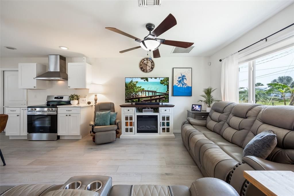 For Sale: $379,900 (2 beds, 2 baths, 1004 Square Feet)