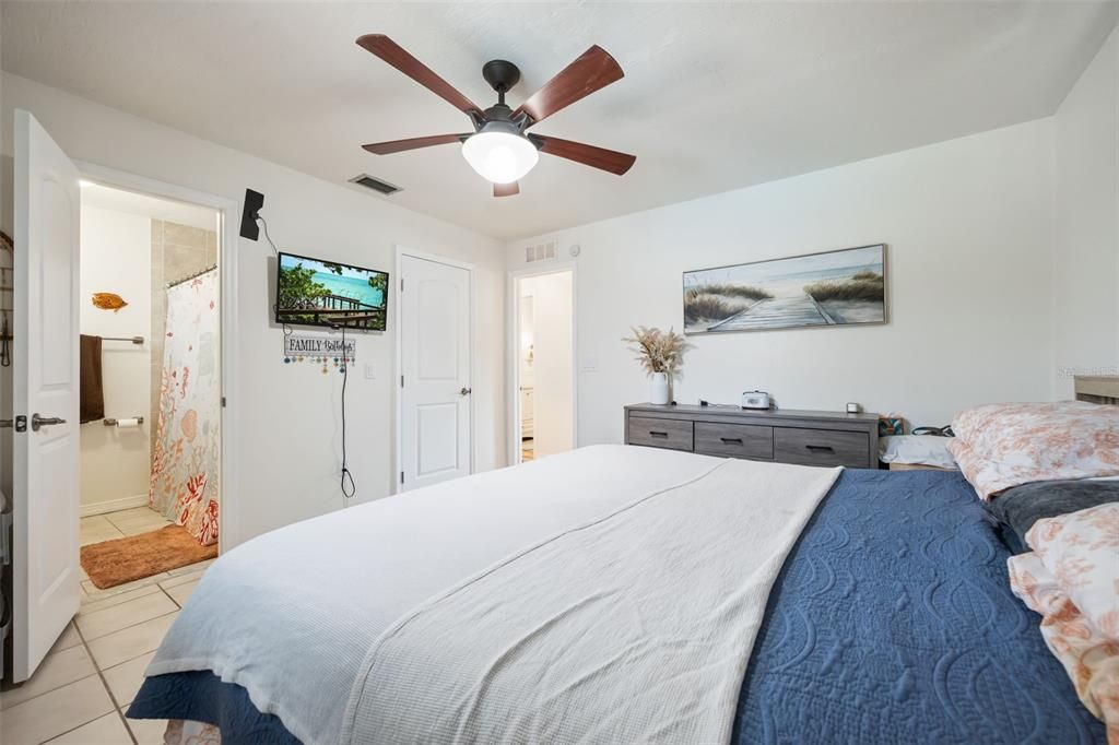 For Sale: $379,900 (2 beds, 2 baths, 1004 Square Feet)