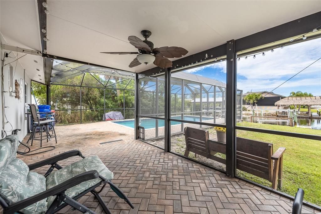 For Sale: $379,900 (2 beds, 2 baths, 1004 Square Feet)