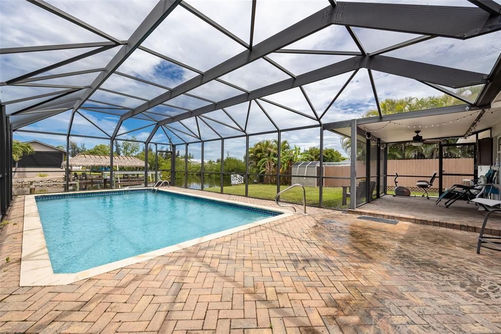 For Sale: $379,900 (2 beds, 2 baths, 1004 Square Feet)