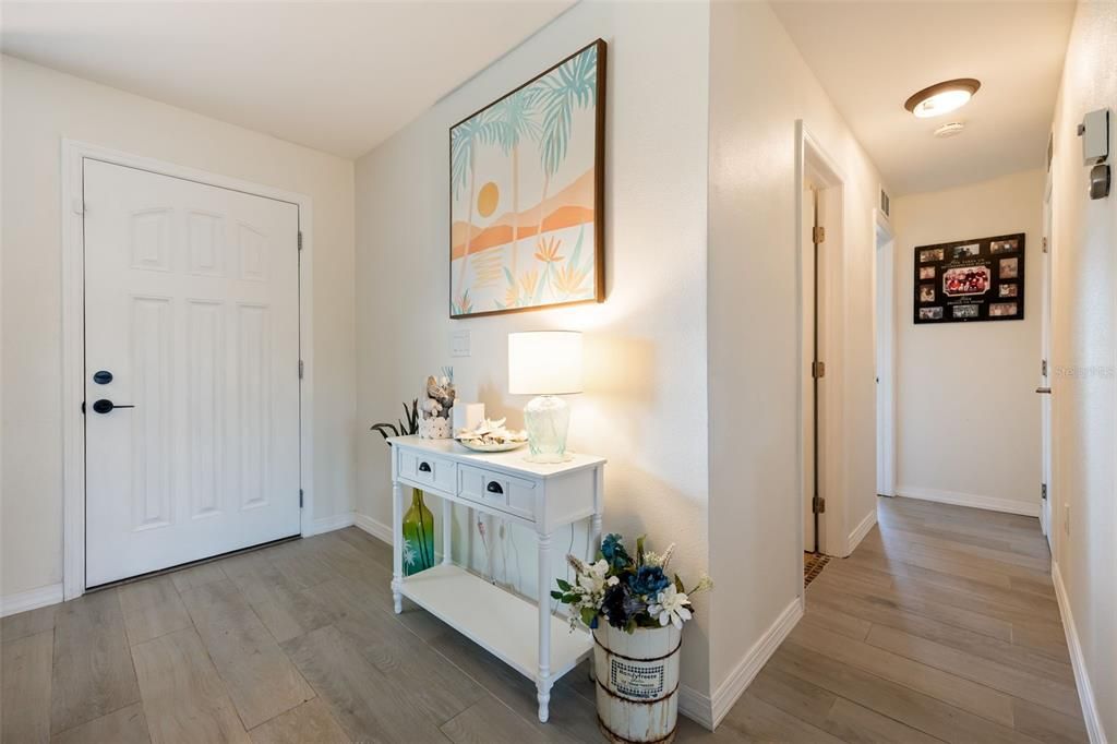 For Sale: $379,900 (2 beds, 2 baths, 1004 Square Feet)