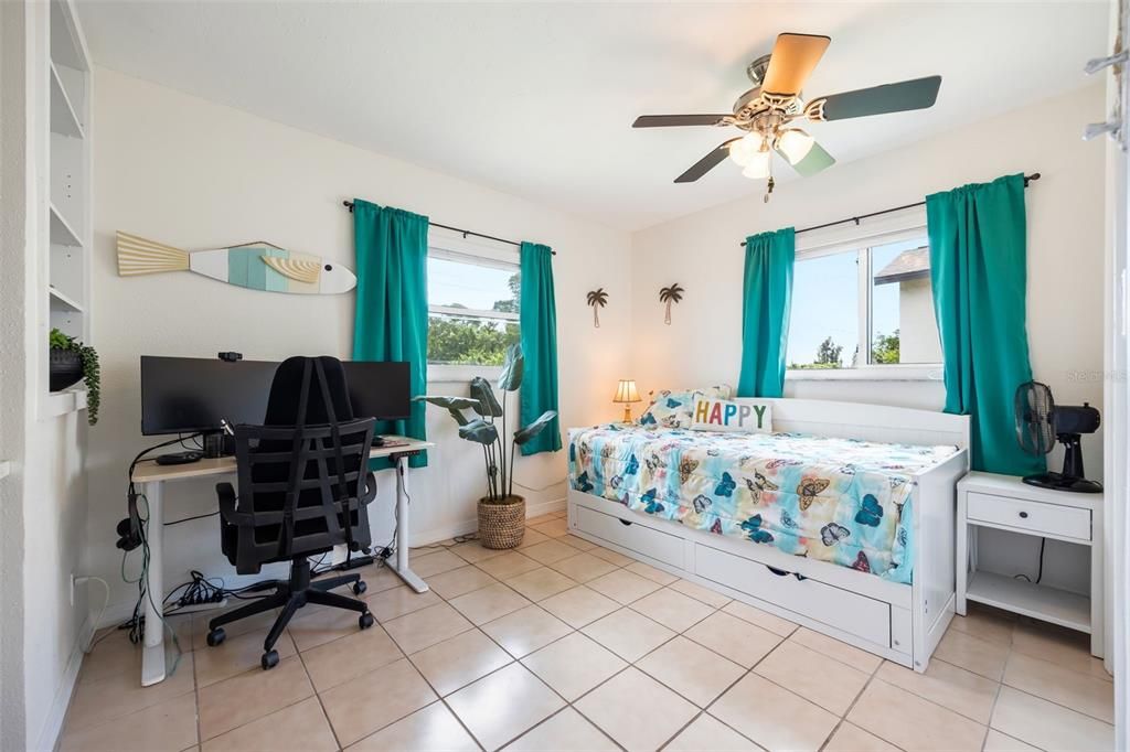 For Sale: $379,900 (2 beds, 2 baths, 1004 Square Feet)