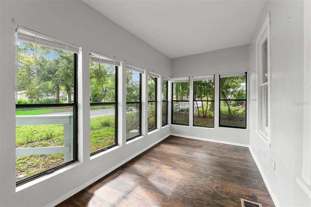 For Sale: $190,000 (1 beds, 1 baths, 704 Square Feet)