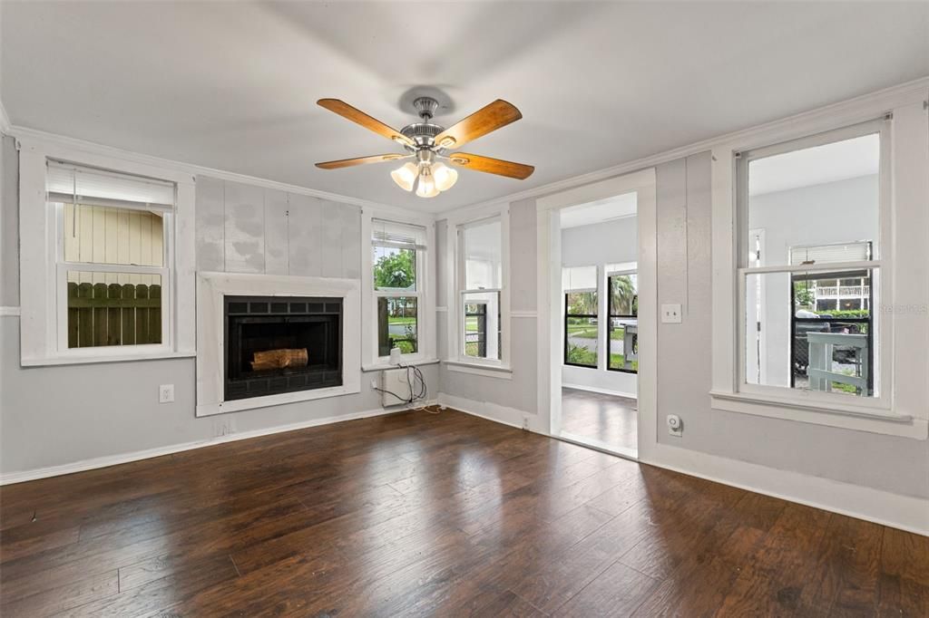 For Sale: $190,000 (1 beds, 1 baths, 704 Square Feet)