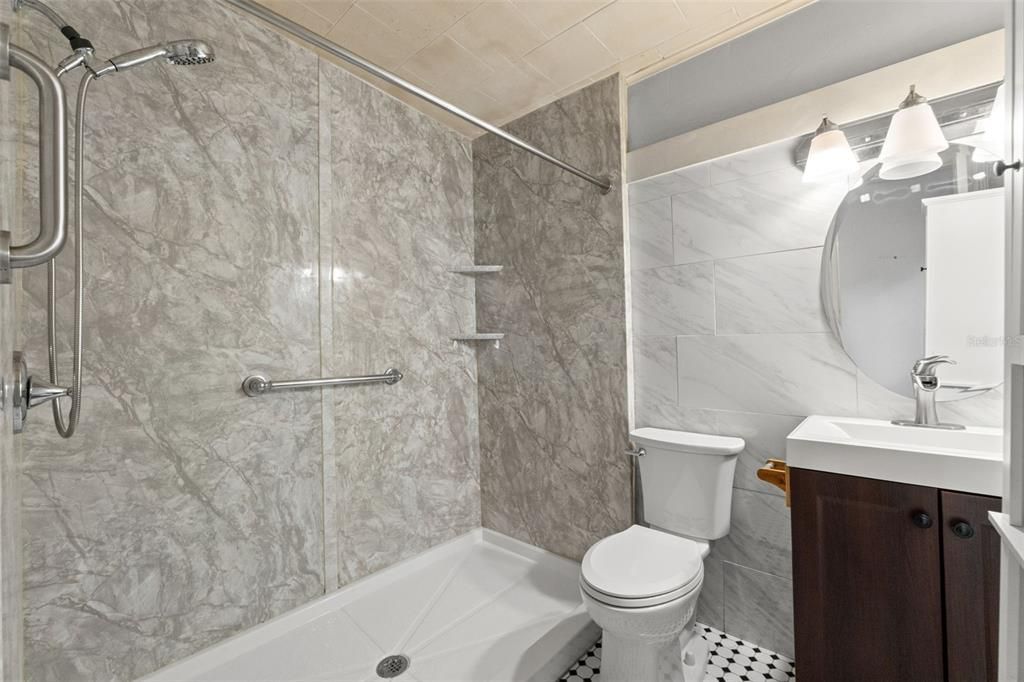 For Sale: $190,000 (1 beds, 1 baths, 704 Square Feet)