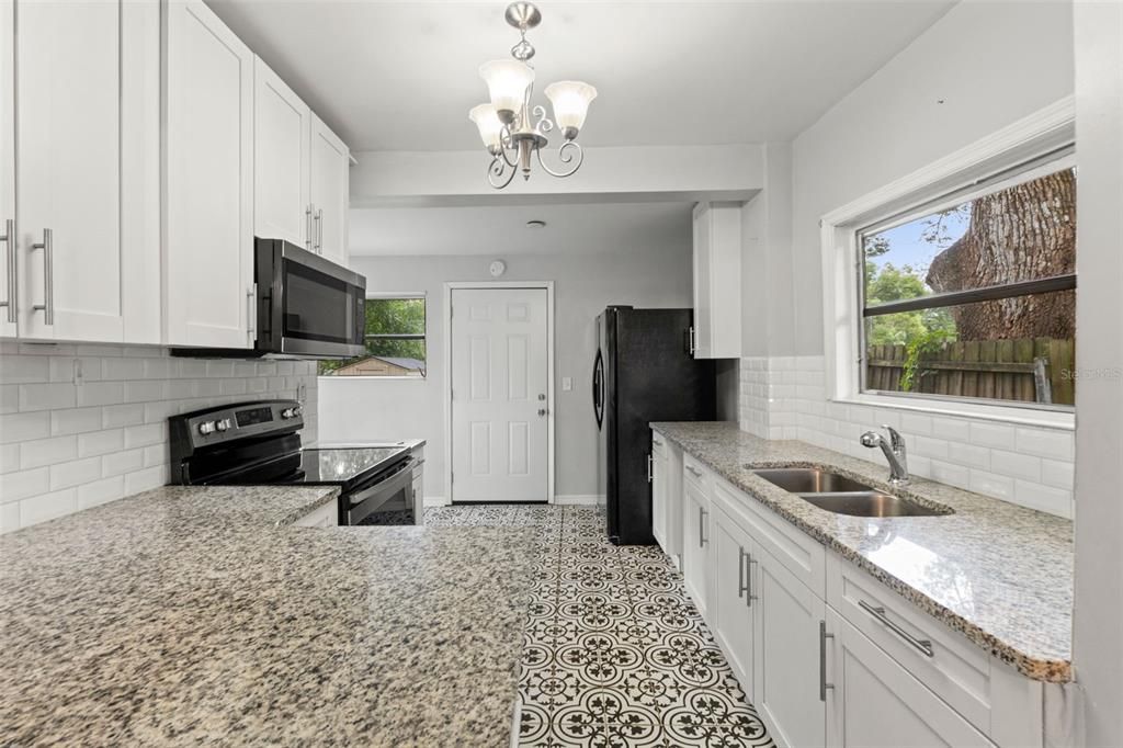 For Sale: $190,000 (1 beds, 1 baths, 704 Square Feet)