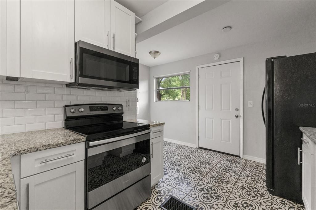 For Sale: $190,000 (1 beds, 1 baths, 704 Square Feet)