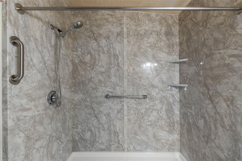 For Sale: $190,000 (1 beds, 1 baths, 704 Square Feet)