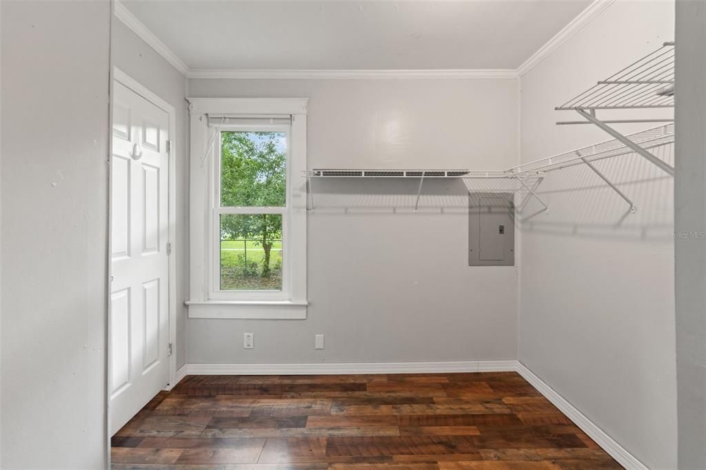 For Sale: $190,000 (1 beds, 1 baths, 704 Square Feet)