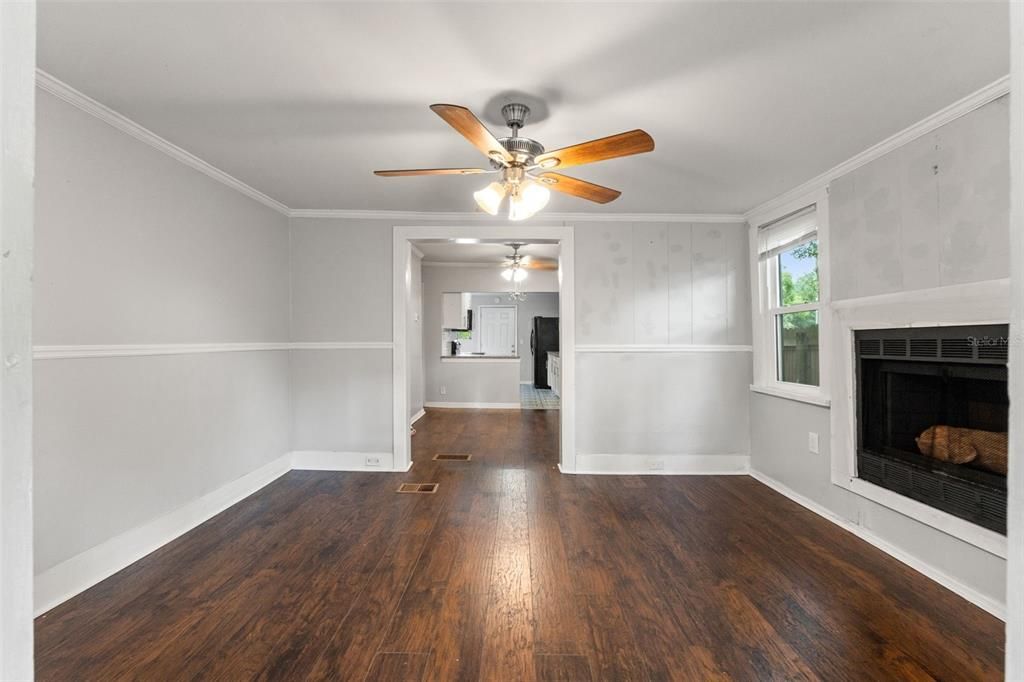 For Sale: $190,000 (1 beds, 1 baths, 704 Square Feet)
