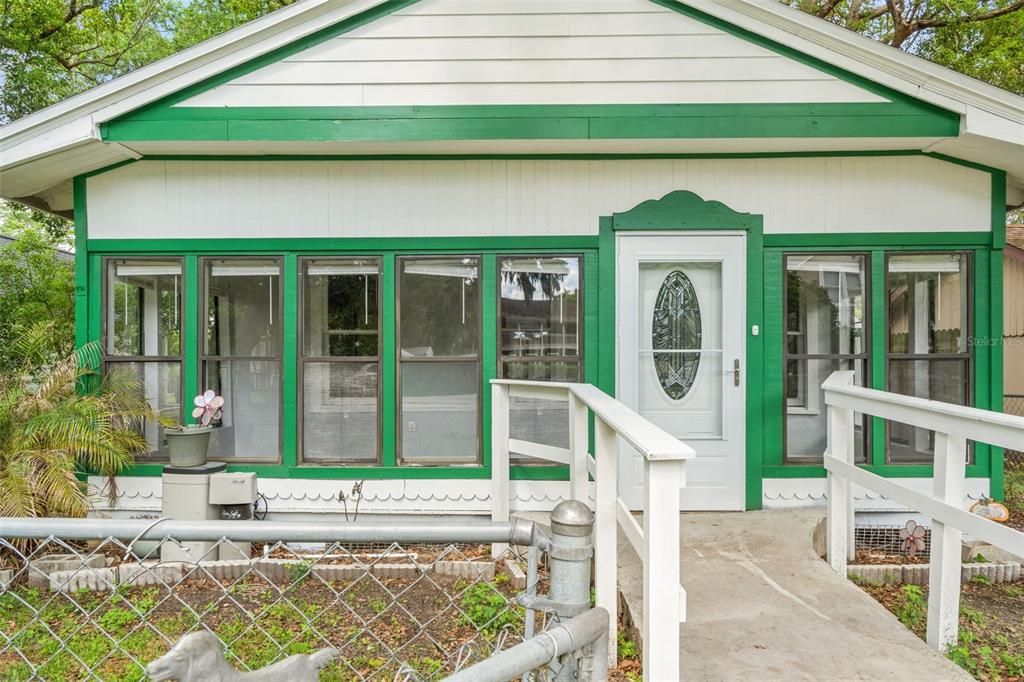 For Sale: $190,000 (1 beds, 1 baths, 704 Square Feet)