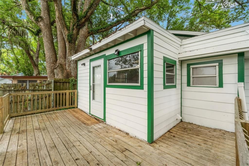 For Sale: $190,000 (1 beds, 1 baths, 704 Square Feet)