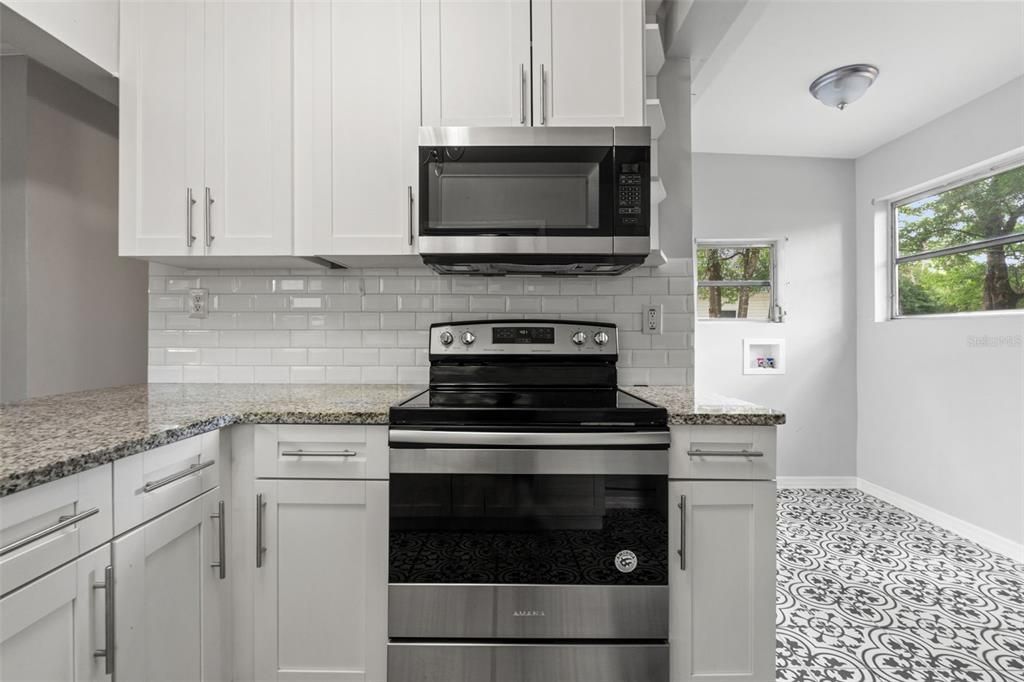 For Sale: $190,000 (1 beds, 1 baths, 704 Square Feet)