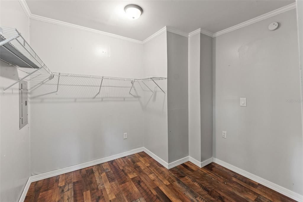 For Sale: $190,000 (1 beds, 1 baths, 704 Square Feet)