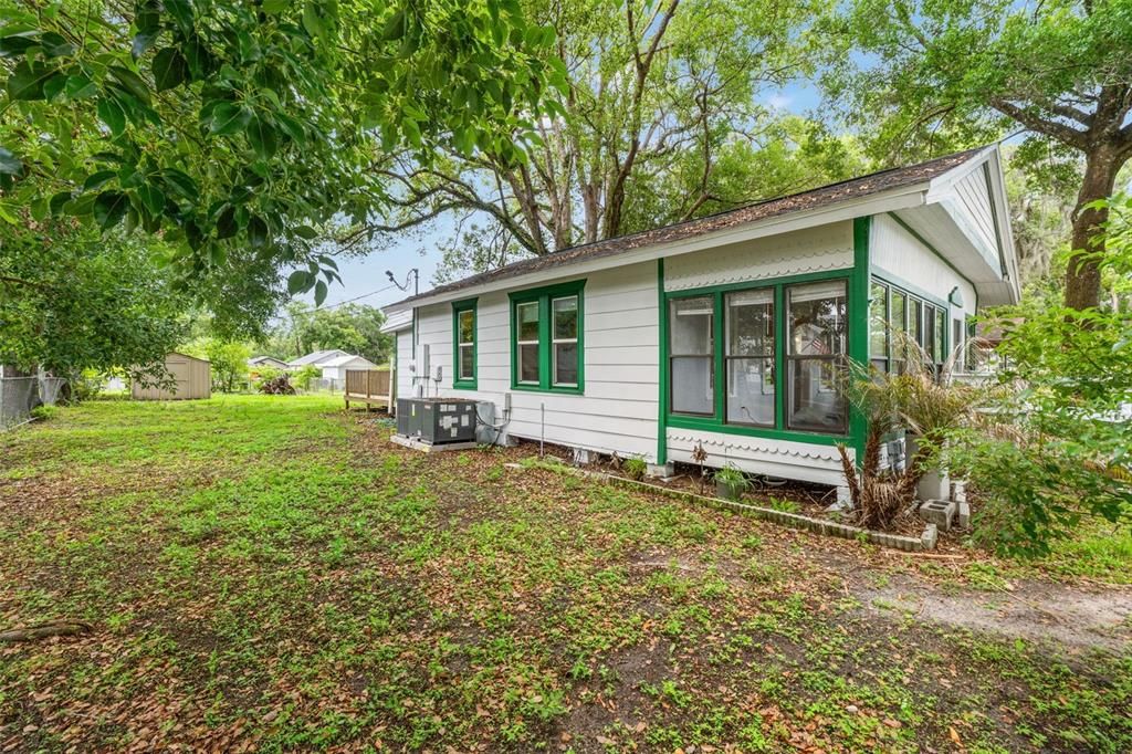 For Sale: $190,000 (1 beds, 1 baths, 704 Square Feet)