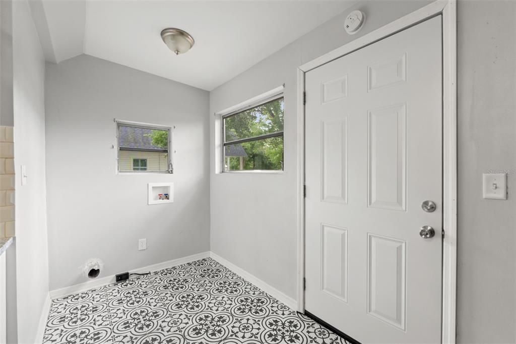 For Sale: $190,000 (1 beds, 1 baths, 704 Square Feet)