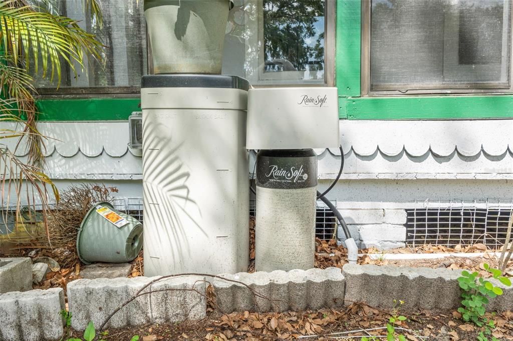 For Sale: $190,000 (1 beds, 1 baths, 704 Square Feet)