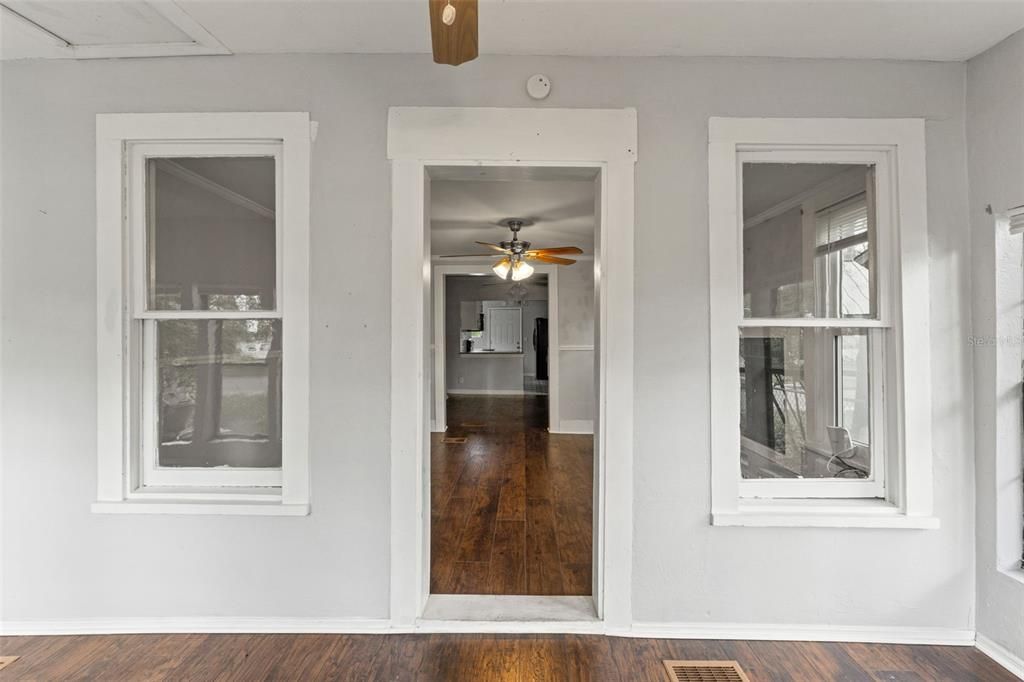 For Sale: $190,000 (1 beds, 1 baths, 704 Square Feet)