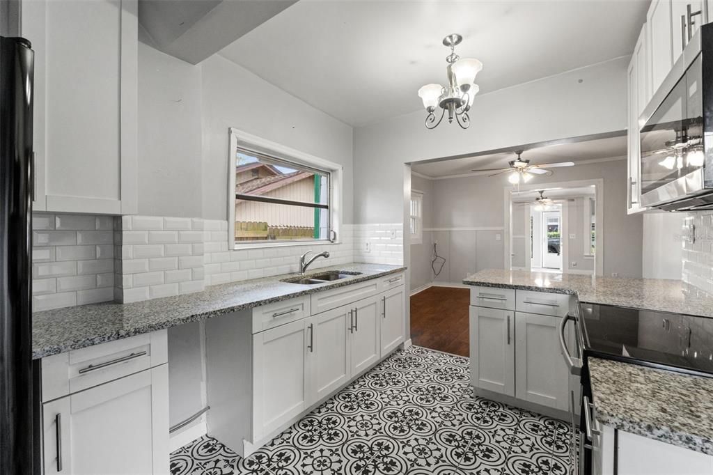 For Sale: $190,000 (1 beds, 1 baths, 704 Square Feet)