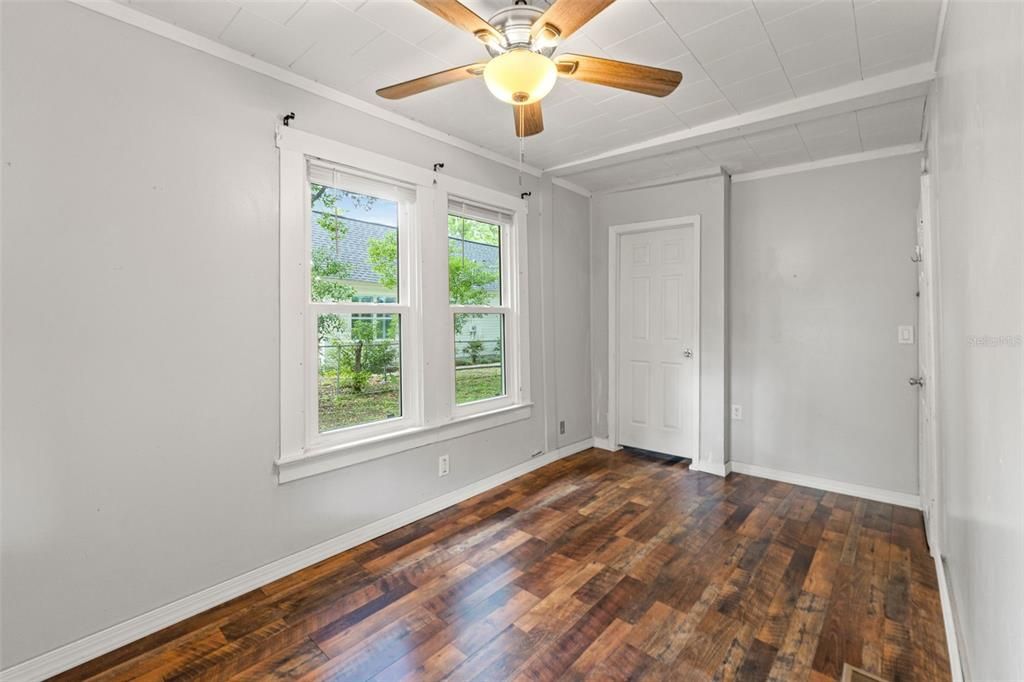 For Sale: $190,000 (1 beds, 1 baths, 704 Square Feet)