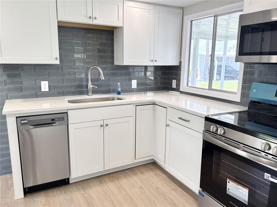 For Sale: $165,000 (2 beds, 1 baths, 818 Square Feet)