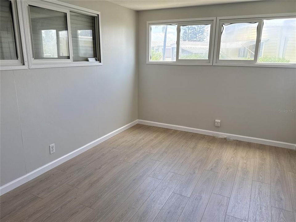 For Sale: $165,000 (2 beds, 1 baths, 818 Square Feet)
