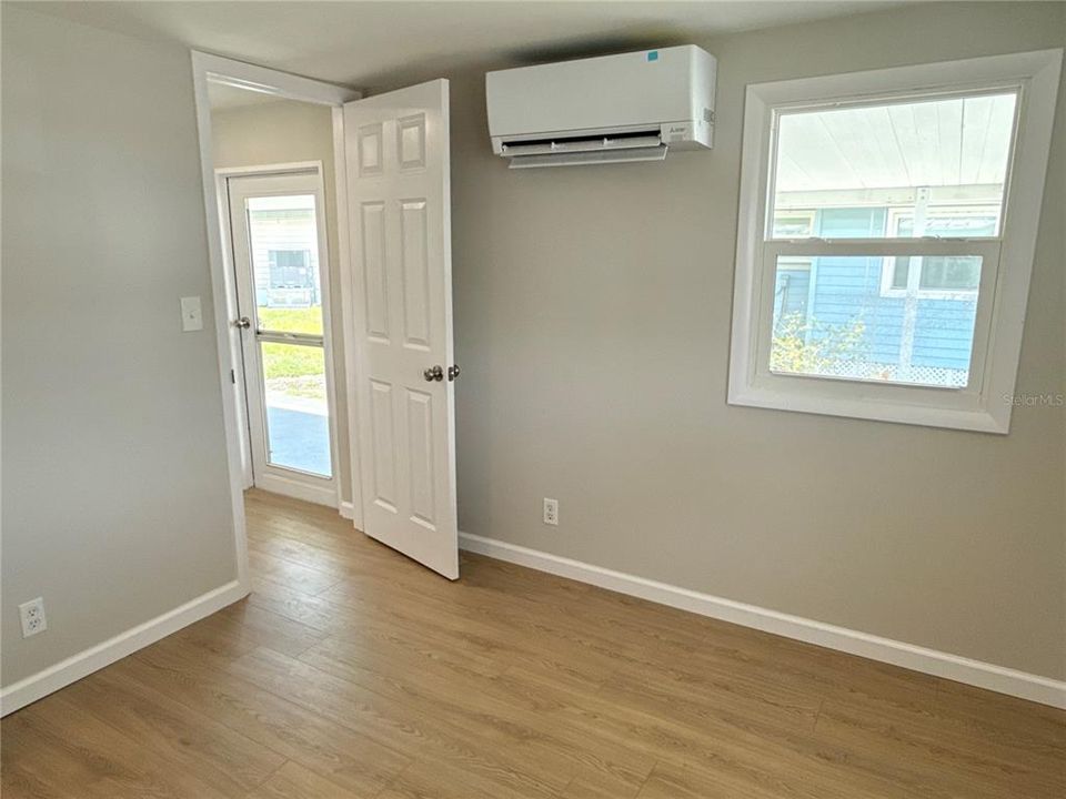 For Sale: $165,000 (2 beds, 1 baths, 818 Square Feet)