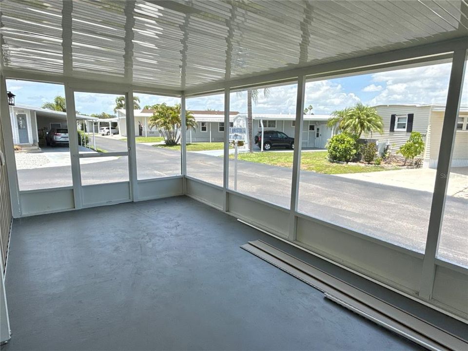 For Sale: $165,000 (2 beds, 1 baths, 818 Square Feet)