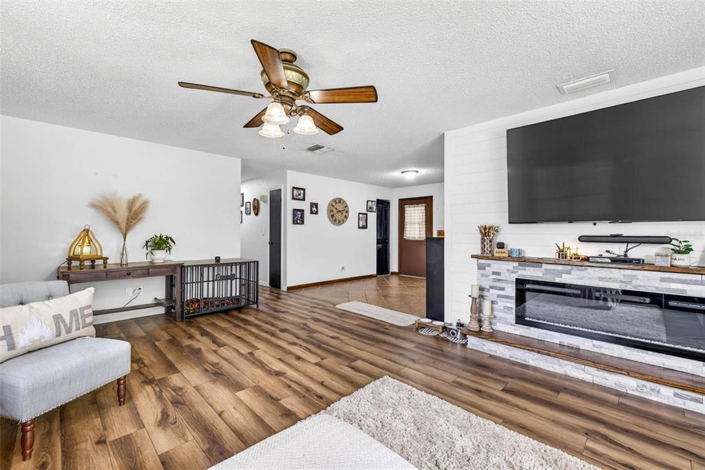 For Sale: $439,900 (3 beds, 2 baths, 1400 Square Feet)