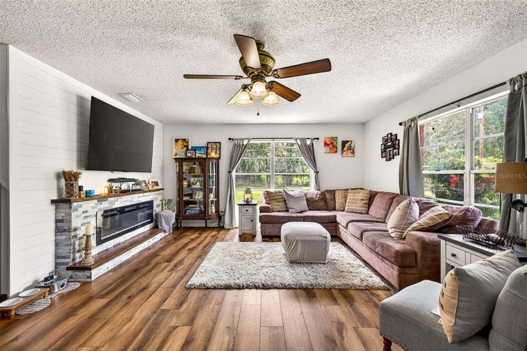 For Sale: $439,900 (3 beds, 2 baths, 1400 Square Feet)