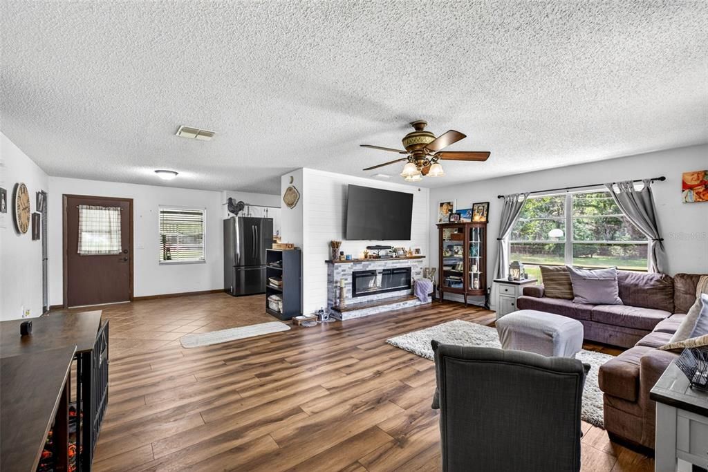 For Sale: $439,900 (3 beds, 2 baths, 1400 Square Feet)