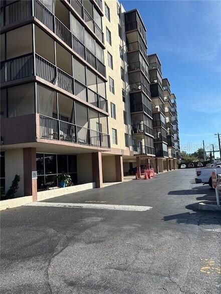 For Sale: $180,000 (2 beds, 2 baths, 940 Square Feet)