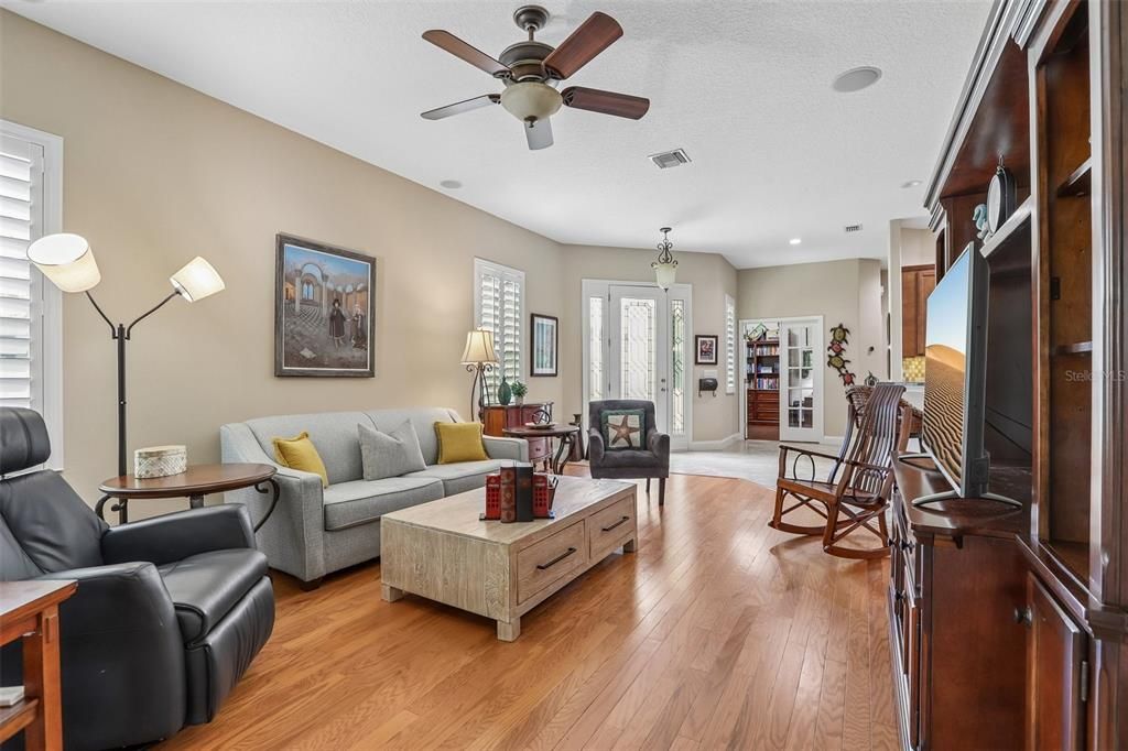 For Sale: $399,900 (2 beds, 2 baths, 1629 Square Feet)