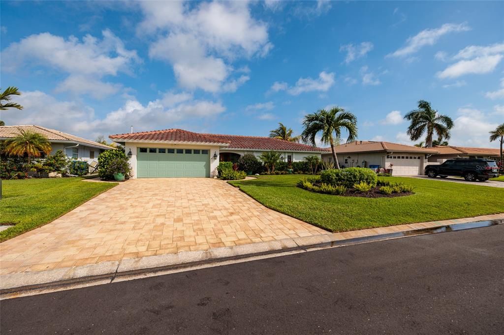 For Sale: $1,489,000 (4 beds, 3 baths, 2414 Square Feet)