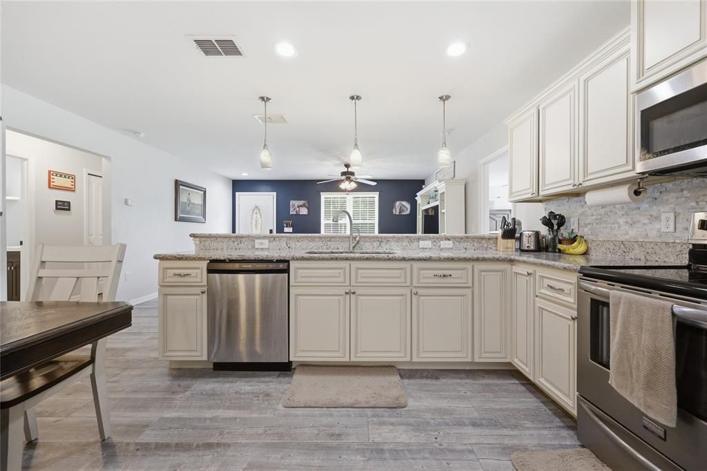 For Sale: $359,000 (5 beds, 3 baths, 1910 Square Feet)