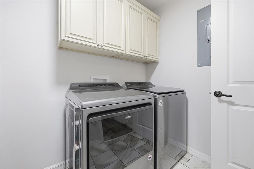 For Sale: $359,000 (5 beds, 3 baths, 1910 Square Feet)