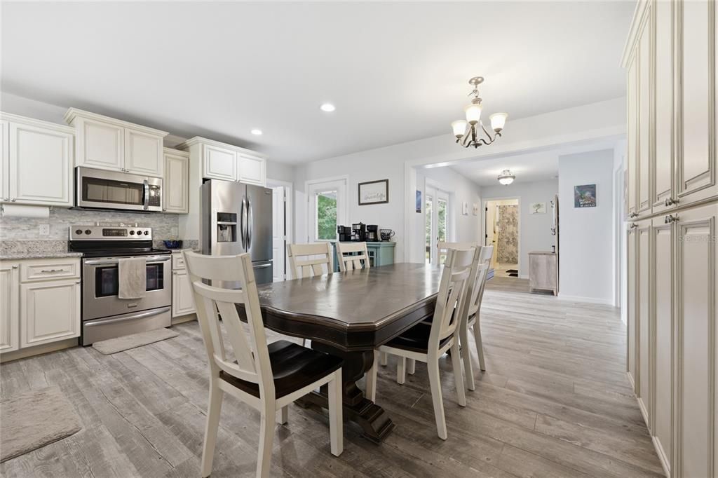 For Sale: $359,000 (5 beds, 3 baths, 1910 Square Feet)