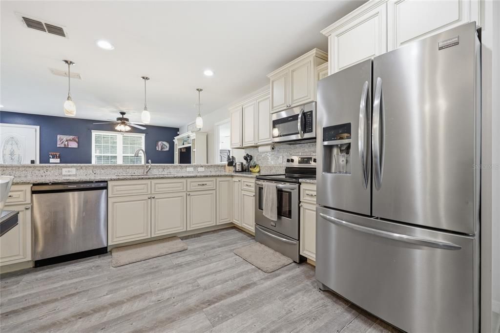 For Sale: $359,000 (5 beds, 3 baths, 1910 Square Feet)