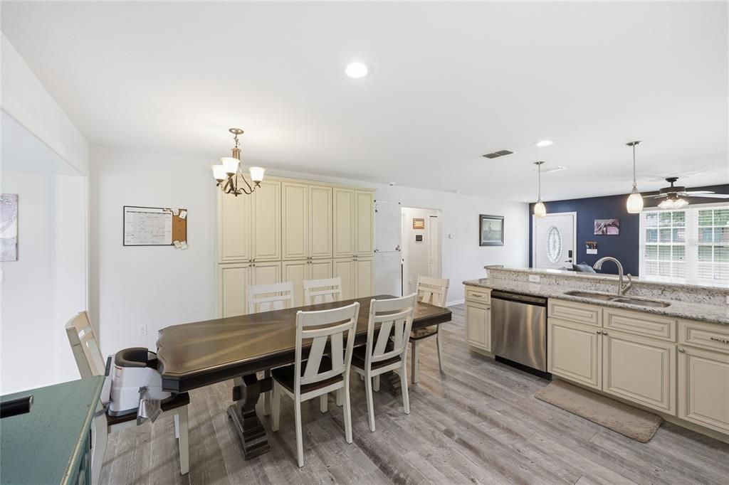 For Sale: $359,000 (5 beds, 3 baths, 1910 Square Feet)