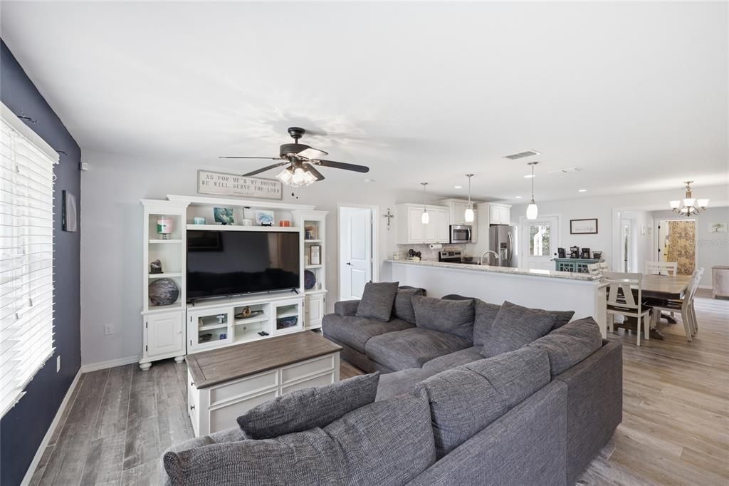 For Sale: $359,000 (5 beds, 3 baths, 1910 Square Feet)